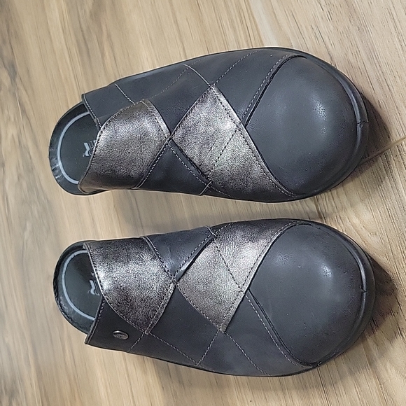Romika Two Toned Metallic Leather Clogs - Picture 2 of 16